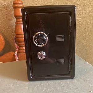 Miniature lockbox safe. Never used, brand new!